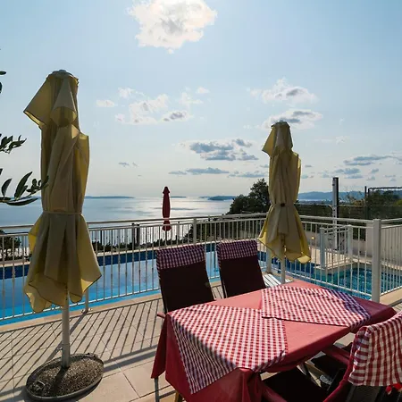 Villa R&a With Private Pool & Sea View Podstrana